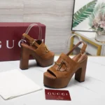 Gucci Sandalo con plateau e morsetto da donna - Marrone 834420AAEXM