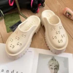 Sandali da donna Gucci in gomma con monogramma GG e plateau Elea traforato, suola carrarmato da 55 mm - Bianco