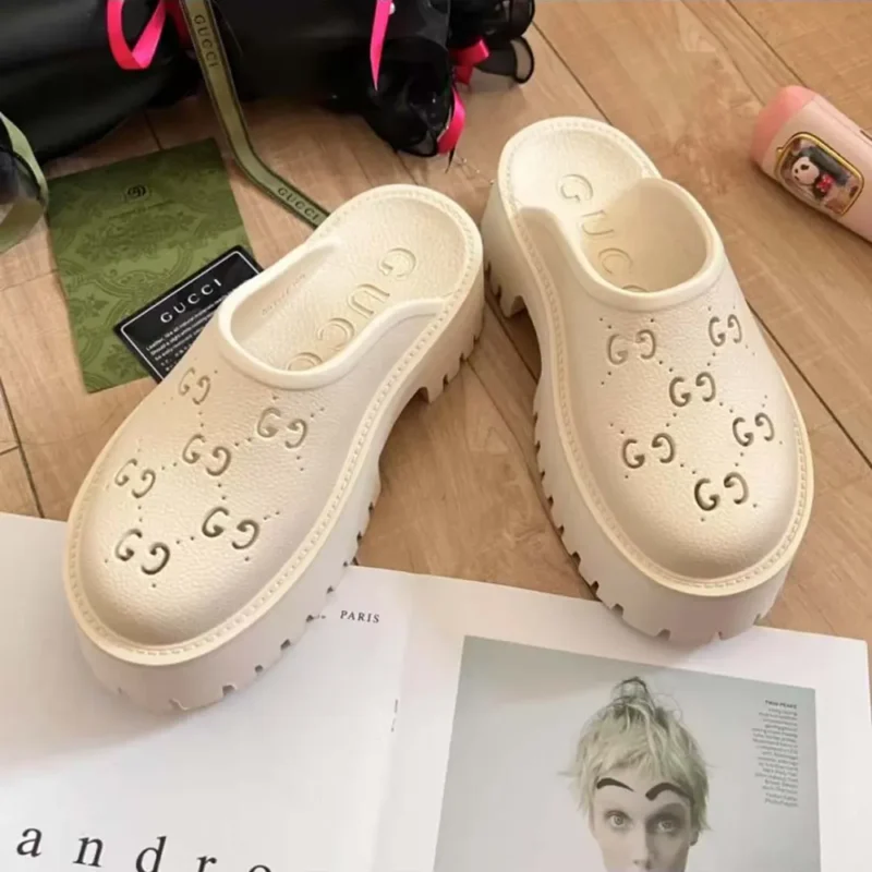 Sandales Gucci pour femme, plateforme perforée Elea en caoutchouc, monogramme GG, semelle crantée de 55 mm - Blanc