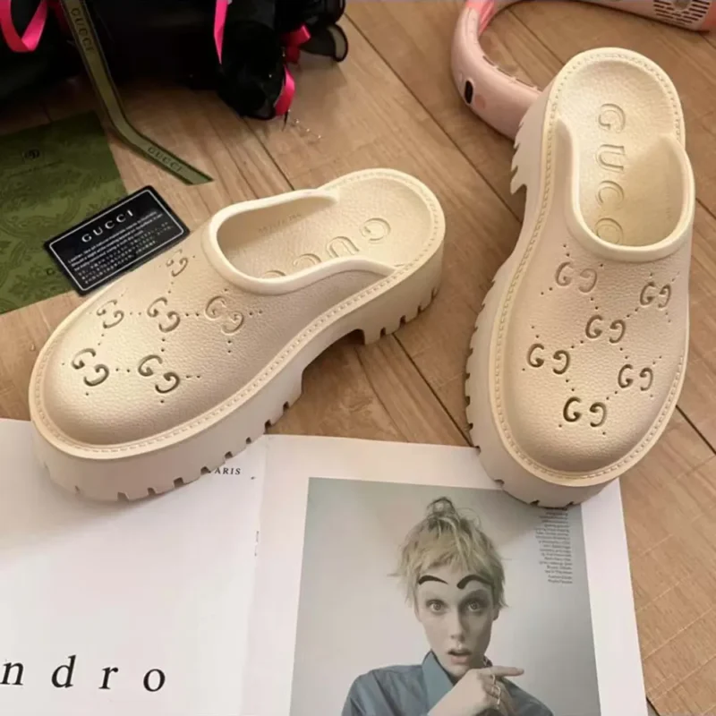 Sandales Gucci pour femme, plateforme perforée Elea en caoutchouc, monogramme GG, semelle crantée de 55 mm - Blanc