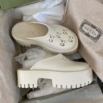 Sandali da donna Gucci in gomma con monogramma GG e plateau Elea traforato, suola carrarmato da 55 mm - Bianco