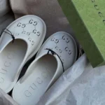 Sandali da donna Gucci in gomma con monogramma GG e plateau Elea traforato, suola carrarmato da 55 mm - Bianco