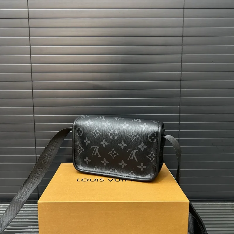 Portafoglio indossabile Louis Vuitton LV Bosphore da uomo Monogram Eclipse-Nero M12599