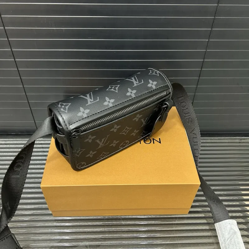 Portafoglio indossabile Louis Vuitton LV Bosphore da uomo Monogram Eclipse-Nero M12599