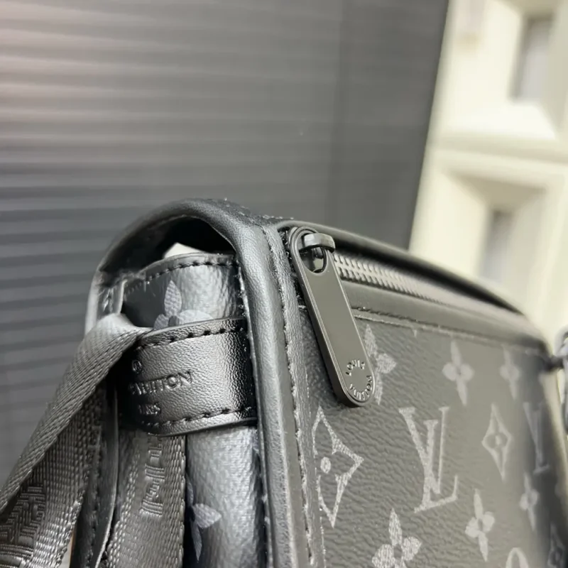 Portafoglio indossabile Louis Vuitton LV Bosphore da uomo Monogram Eclipse-Nero M12599