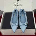 Ballerines Chanel pour femme en satin de soie bleu G46609