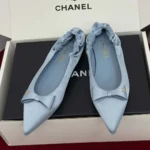 Ballerines Chanel pour femme en satin de soie bleu G46609