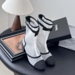 Bottes courtes Chanel pour femme en maille gros-grain - Blanc et noir G46703