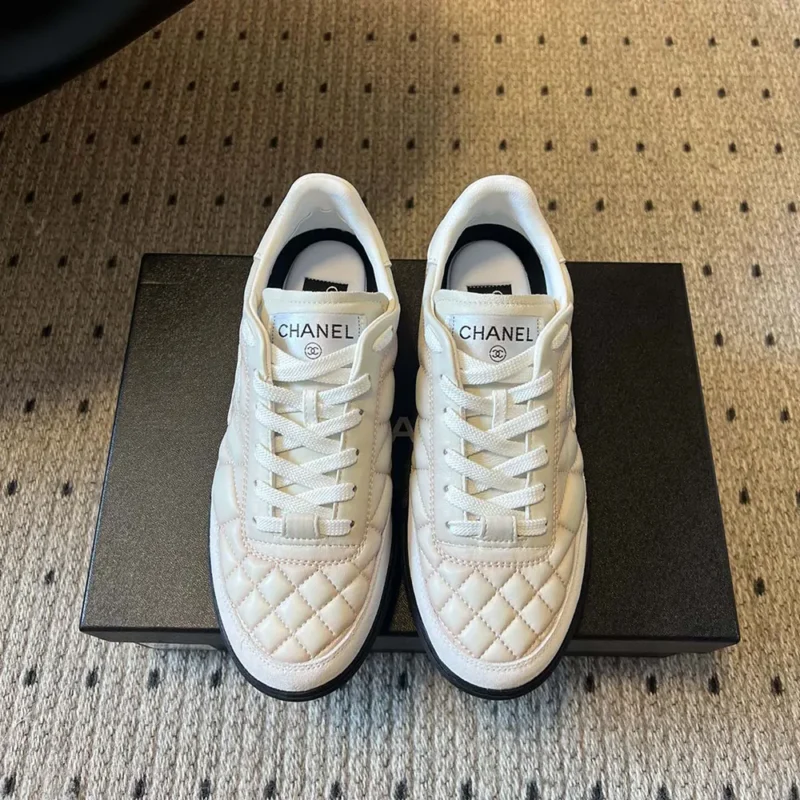 Chanel Dam Sneakers Kalvskinn-Vit & Ljusgrå G45839
