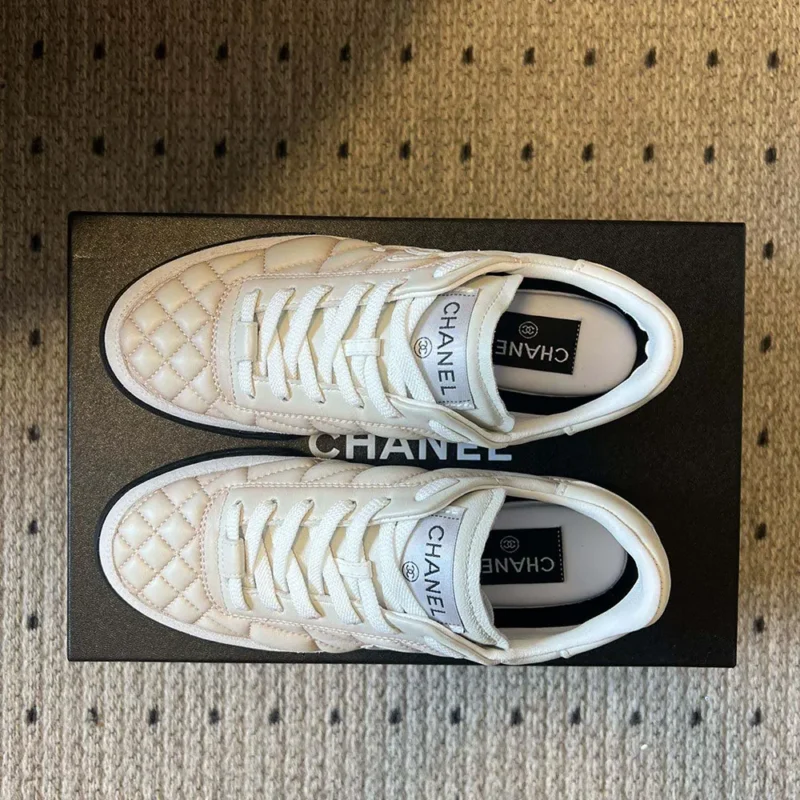 Chanel Dam Sneakers Kalvskinn-Vit & Ljusgrå G45839