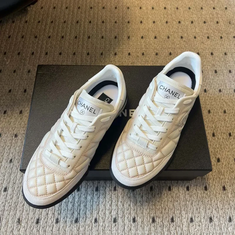 Chanel Dam Sneakers Kalvskinn-Vit & Ljusgrå G45839