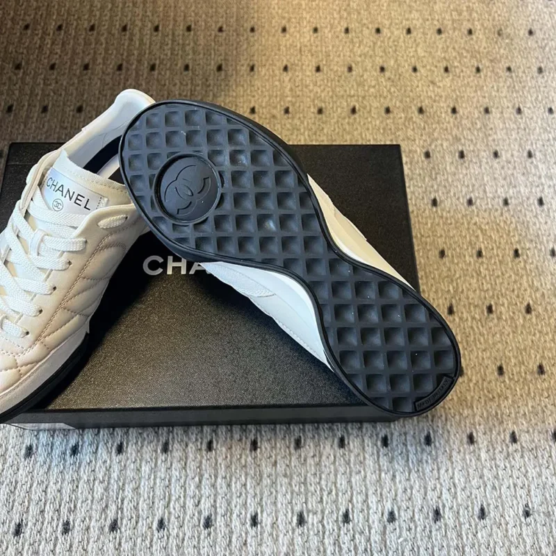 Chanel Dam Sneakers Kalvskinn-Vit & Ljusgrå G45839