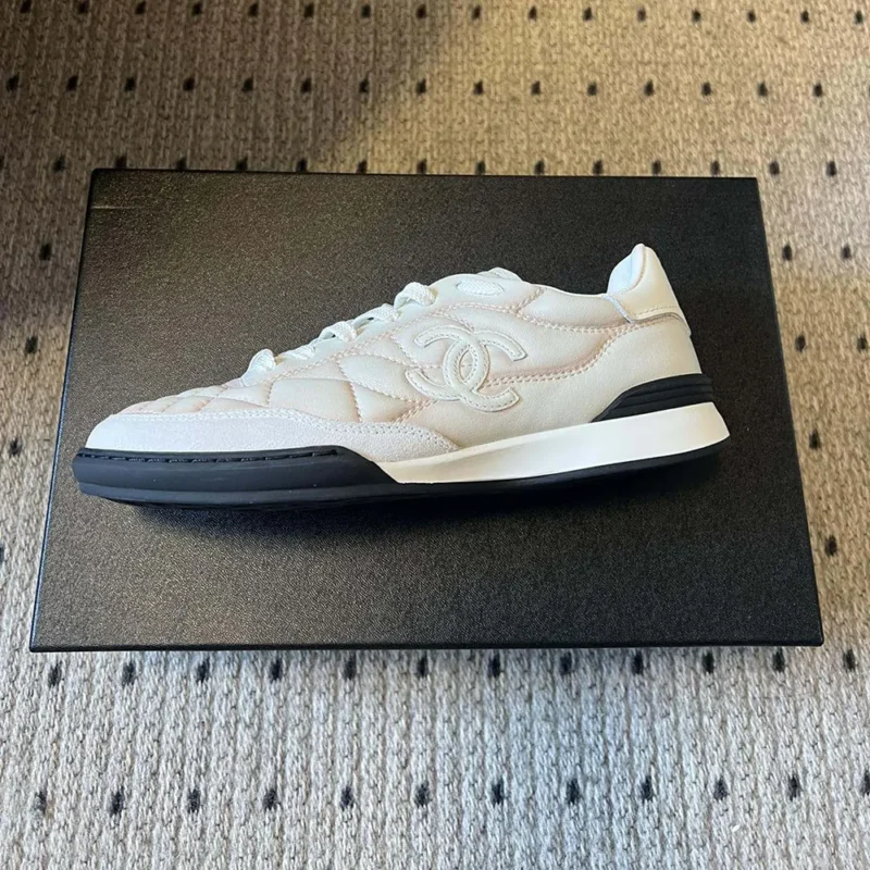 Chanel Dam Sneakers Kalvskinn-Vit & Ljusgrå G45839