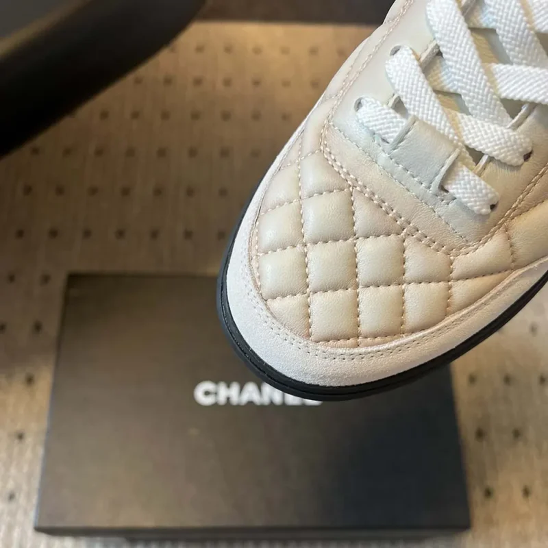 Chanel Dam Sneakers Kalvskinn-Vit & Ljusgrå G45839