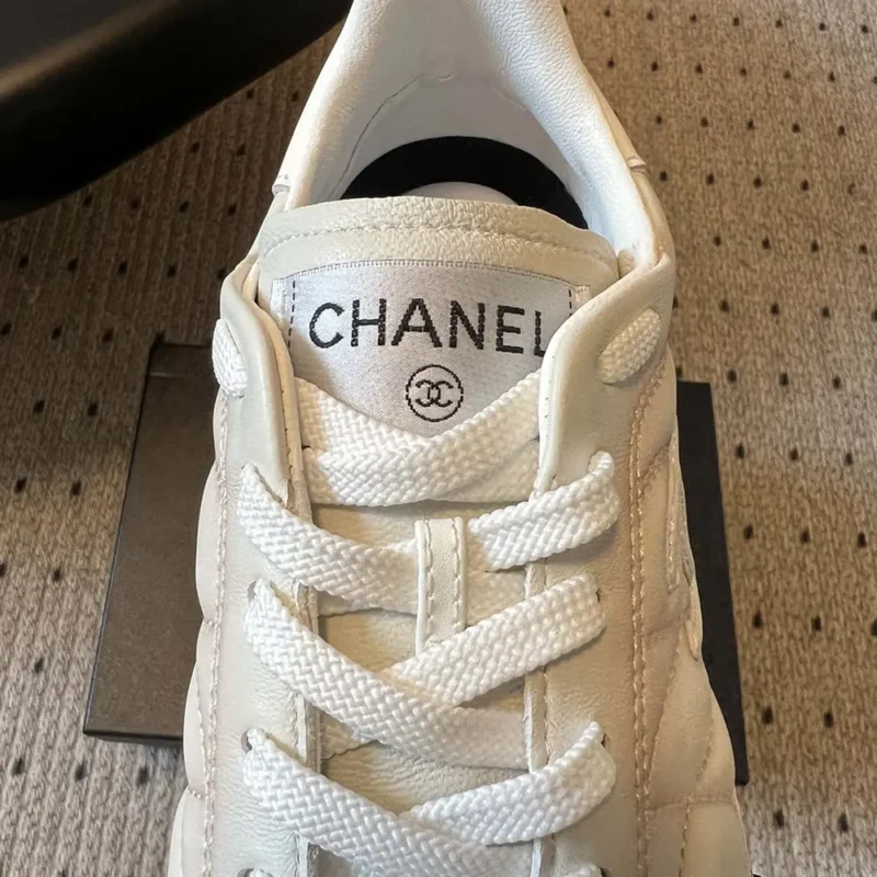Chanel Dam Sneakers Kalvskinn-Vit & Ljusgrå G45839