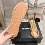 Baskets Chanel pour femme en cuir de veau laminé froissé et cuir de veau suédé G46614
