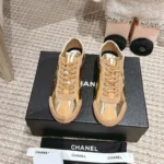 Baskets Chanel pour femme en cuir de veau laminé froissé et cuir de veau suédé G46614
