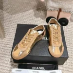 Baskets Chanel pour femme en cuir de veau laminé froissé et cuir de veau suédé G46614