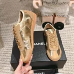 Baskets Chanel pour femme en cuir de veau laminé froissé et cuir de veau suédé G46614