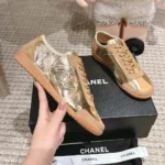 Baskets Chanel pour femme en cuir de veau laminé froissé et cuir de veau suédé G46614