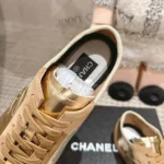 Baskets Chanel pour femme en cuir de veau laminé froissé et cuir de veau suédé G46614