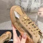 Baskets Chanel pour femme en cuir de veau laminé froissé et cuir de veau suédé G46614