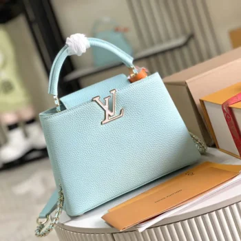 Louis Vuitton LV Dam Capucines BB Handväska Blå Taurillon Läder Skimrande