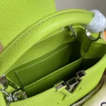 Bolso Louis Vuitton LV para mujer Capucines BB de piel Taurillon color lima brillante