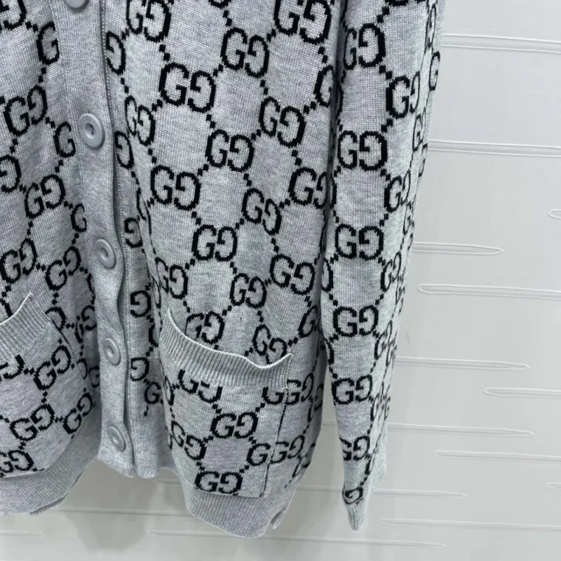 Gucci Men Reversible GG Wool Jacquard Cardigan ‎798157XKEJP1045Gucci Men Reversible GG Wool Jacquard Cardigan ‎798157XKEJP1045