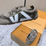 Louis Vuitton Unisex Travels with Grace Coddington-Beige 1AIF06