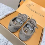 Louis Vuitton Unisex Travels with Grace Coddington-Beige 1AIF06