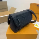 Louis Vuitton LV Unisex Pulse Messenger-Black M14874